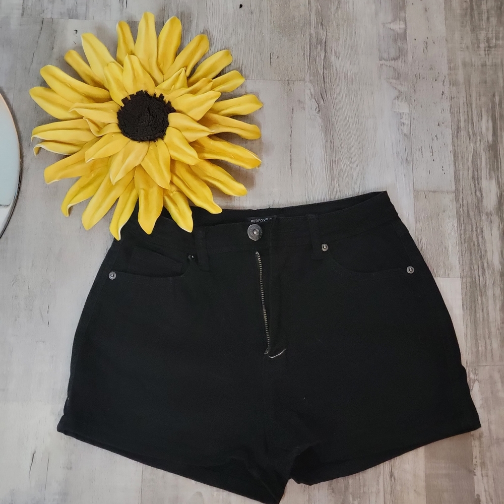 Fitted jean shorts